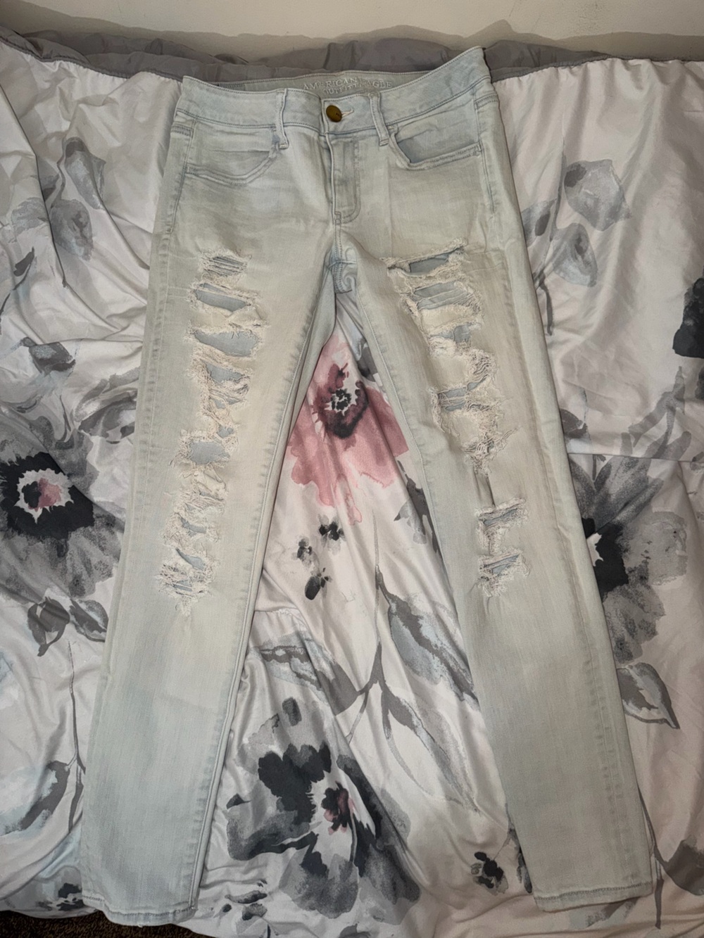 American Eagle Outfitters Light Wash Ripped Skinny Jeans